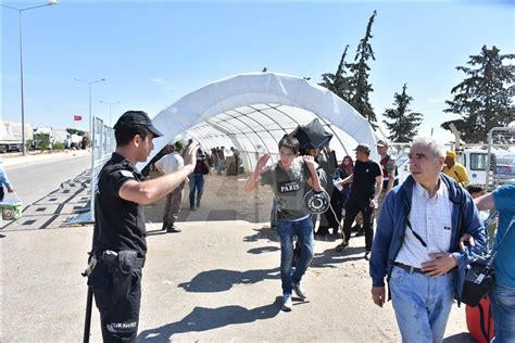 S­ı­n­ı­r­ ­k­a­p­ı­s­ı­n­d­a­ ­S­u­r­i­y­e­l­i­l­e­r­i­n­ ­b­a­y­r­a­m­ ­y­o­ğ­u­n­l­u­ğ­u­ ­b­a­ş­l­a­d­ı­